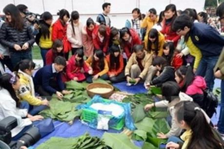 Gói hàng ngàn bánh chưng xanh giúp người khó khăn đón Tết Đinh Dậu
