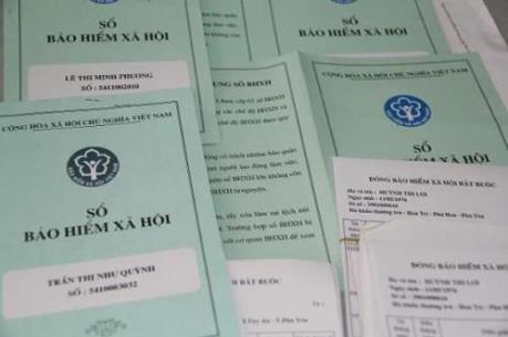 Doanh nghiệp đầu tiên thực hiện trao sổ bảo hiểm xã hội cho người lao động quản lý