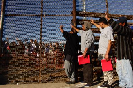 Số lượng người di cư đến châu Âu giảm mạnh trong năm 2016