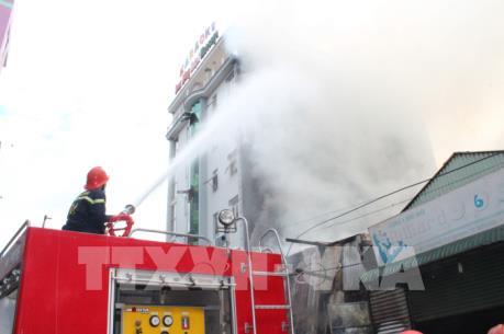 Đồng Nai: Cháy lớn khiến hàng trăm m2 kho chứa hàng bị thiêu rụi