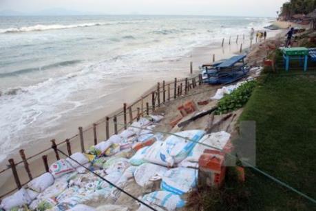 Thử nghiệm làm kè mỏ hàn chống sạt lở bờ biển Cửa Đại, Quảng Nam