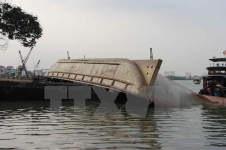 Lật tàu thủy chở đá, 2 người chết và mất tích