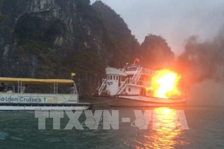 Cháy tàu du lịch trên vịnh Hạ Long, Quảng Ninh