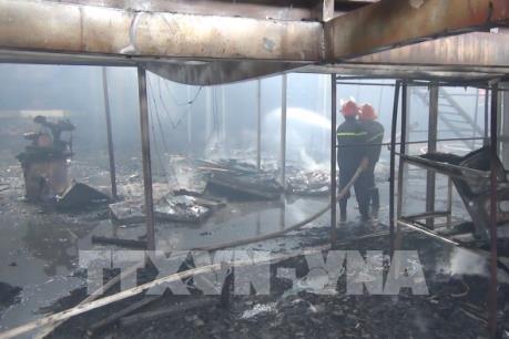 Hỏa hoạn thiêu rụi gần 1.000 mét vuông xưởng gỗ