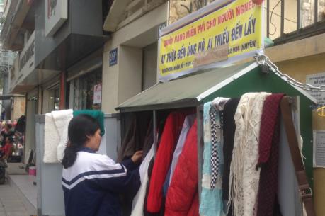 Ấm áp tủ quần áo từ thiện giữa lòng Thủ đô