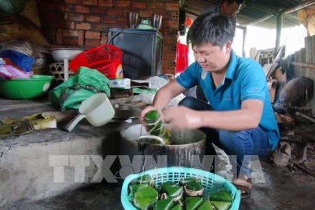 Độc đáo bánh tét "Bán nguyệt" làng Đại An Khê