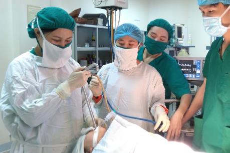 Cứu sống cháu bé 1 tuổi bị dị vật đâm thủng thực quản