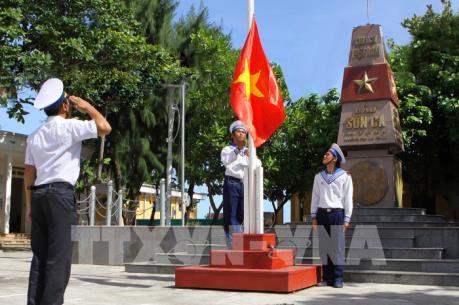 Thiêng liêng nghi lễ chào cờ trên quần đảo Trường Sa