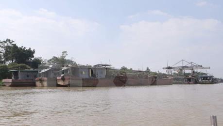 Vụ xả thải xuống sông Hồng: Điều chuyển 3 cảnh sát giao thông đường thủy Hà Nội