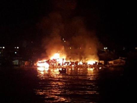 Cháy kinh hoành, nhiều căn nhà ở ven cửa sông Cái, Khánh Hoà bị thiêu rụi