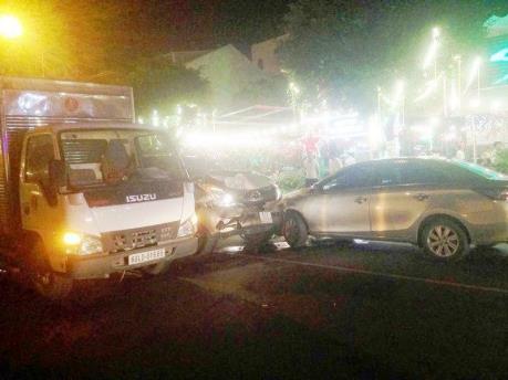 Tai nạn giao thông liên hoàn giữa bảy xe ô tô, một người bị thương