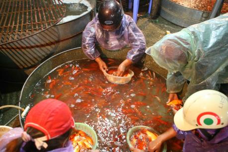 Sôi động thị trường phục vụ lễ cúng ông Công ông Táo