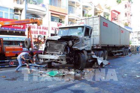 Tp. Hồ Chí Minh: Xe container mất lái đâm xe buýt, ít nhất 10 người bị thương