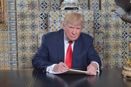 Tổng thống Mỹ Donald Trump ký sắc lệnh đầu tiên chống Obamacare