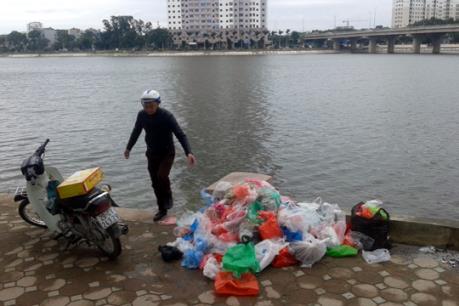 Ngày Tết ông Công ông Táo: Một số sông, hồ ở Hà Nội "ngập" rác