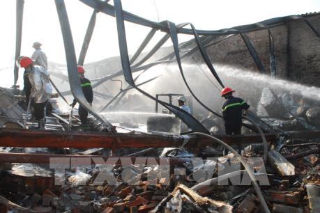 Cháy lớn thiêu rụi một nhà xưởng ở Tp. Hồ Chí Minh