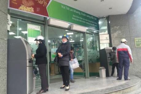 Cận Tết, máy ATM và chuyển tiền online đều bị "nghẽn"