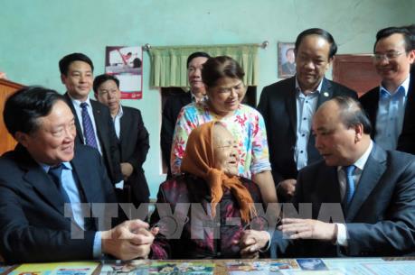 Thủ tướng Nguyễn Xuân Phúc thăm các gia đình chính sách tại tỉnh Quảng Nam