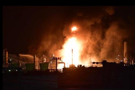 Cháy nhà máy lọc dầu ở Nhật Bản, 3.000 người phải sơ tán