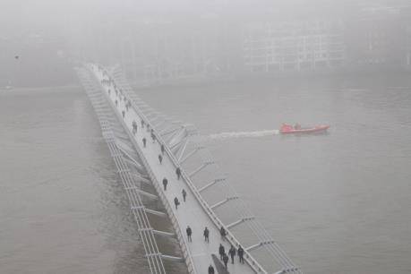 Sương mù dày đặc khiến hàng loạt chuyến bay ở London bị hoãn