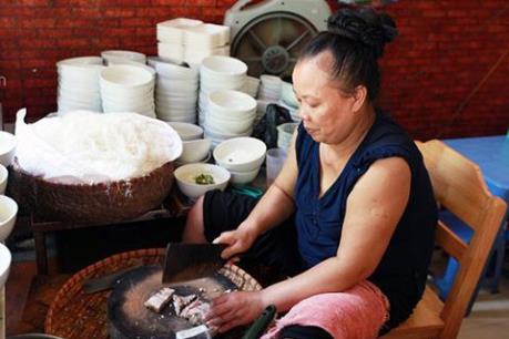 Lấy ý kiến người dân để loại bỏ kiểu kinh doanh “bún mắng, cháo chửi” ở Hà Nội