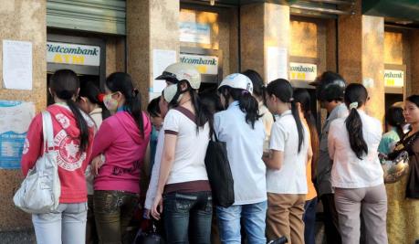 Khó tránh “nghẽn” ATM dịp Tết