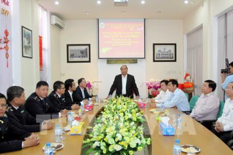 Thủ tướng kiểm tra công tác chống buôn lậu tại cửa khẩu Sân bay Tân Sơn Nhất