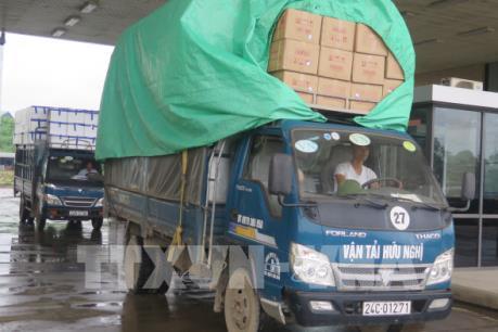 Cửa khẩu Lào Cai thông quan hàng hóa và khách du lịch đầu tiên trong năm mới