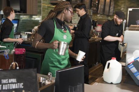 Starbucks tuyển dụng 10.000 người tị nạn sau sắc lệnh cấm nhập cảnh của Mỹ
