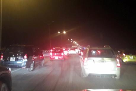 Ôtô ùn tắc kéo dài trên cao tốc Pháp Vân - Cầu Giẽ