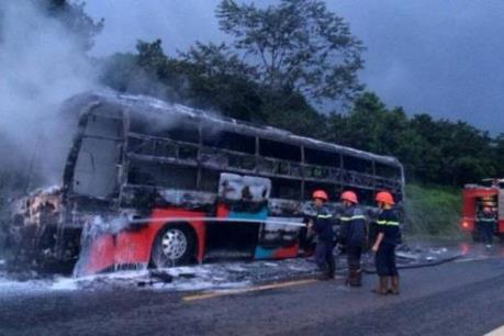 Xe khách bất ngờ bốc cháy trên đường Hồ Chí Minh, đoạn qua Quảng Nam