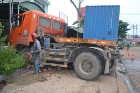 Ninh Thuận: Xe đầu kéo sơ mi rơ moóc đâm vào nhà dân, một người bị thương nặng