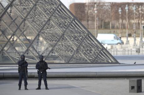Vụ nổ súng ở Viện bảo tàng Louvre: Mở cuộc điều tra âm mưu khủng bố