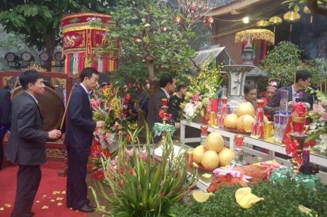 Hàng nghìn du khách tham gia lễ hội Đền Nưa, Am Tiên 2017