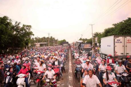 Tai nạn giao thông gây ùn tắc nghiêm trọng trên quốc lộ 1A