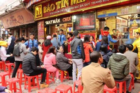 Người dân xếp hàng mua vàng trong ngày Vía Thần tài