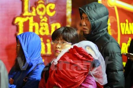 Bế con xếp hàng từ 5 giờ sáng mua vàng ngày Thần Tài