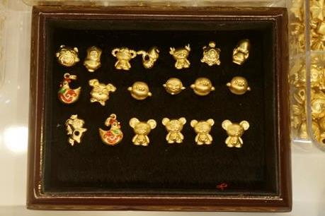 Sốt ’vòng charm vàng 24k’ ngày vía Thần Tài