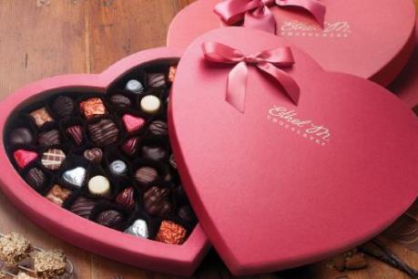 Mặt hàng quà tặng Valentine (14/2) “phủ sóng” thị trường