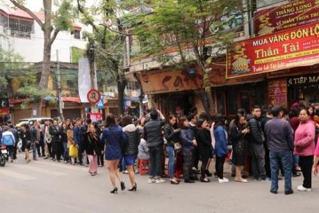 Dòng người xếp hàng mua vàng ngày Thần Tài vẫn tiếp tục nối dài