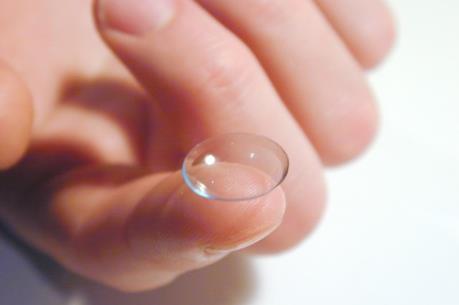 Nguy cơ gây mù tiềm ẩn từ kính áp tròng không rõ nguồn gốc