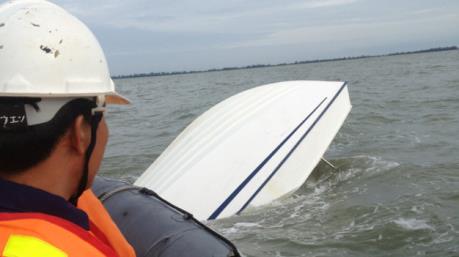 Thuê ca nô không đủ điều kiện hoạt động: 14 du khách bị lật xuống biển