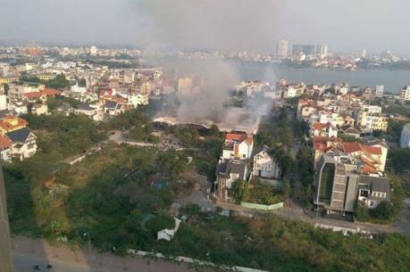 Cháy lớn tại khu đất bỏ hoang gần Tây Hồ