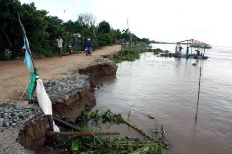 Biển xâm thực làm sập 5 nhà dân ở Bình Thuận