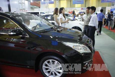 Sau doanh số kỷ lục, thị trường ô tô tháng đầu năm giảm gần 40%