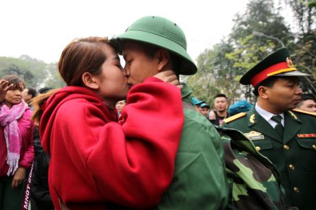 Nụ hôn và nước mắt tiễn tân binh nhập ngũ ngày Valentine