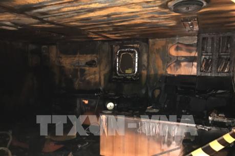 Tàu quốc tế bùng cháy giữa đêm khi đang nhập hàng ở cảng Cái Lân