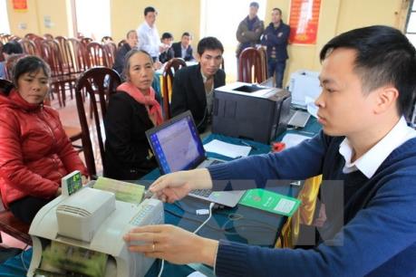 Lần đầu tiên cung cấp dịch vụ ngân hàng qua điện thoại di động cho người nghèo