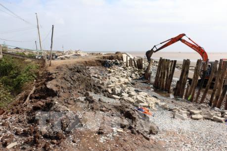 Khẩn trương khắc phục sự cố sạt lở tại Cồn Nhàn, Bến Tre