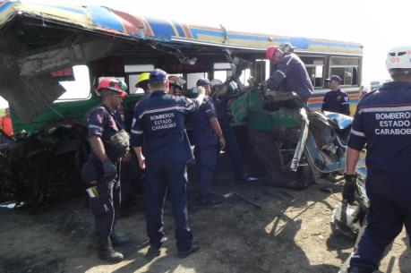 Xe buýt đấu đầu với xe trộn bê tông trên cao tốc, ít nhất 66 người thương vong